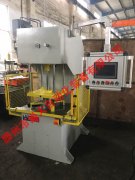 四柱压力机加工时操作者不能离开工作岗...